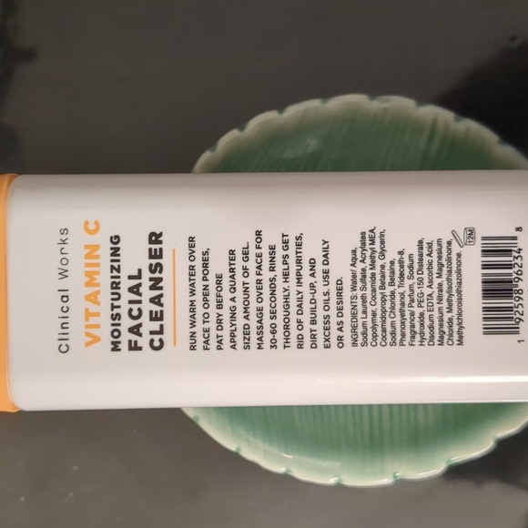 Vitamin C Moisturizing Facial Cleanser - Picture 3 of 3